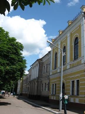 Будівля ліцею № 7 на вулиці Гоголя, жовтий фасад з арковими вікнами